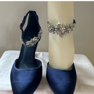 Journee Collection Pointed Toe Heels Navy Size 9